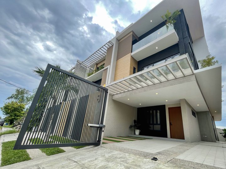 RFO 4-bedrooms House for Sale in AFPOVAI Fort Bonifacio, Taguig City