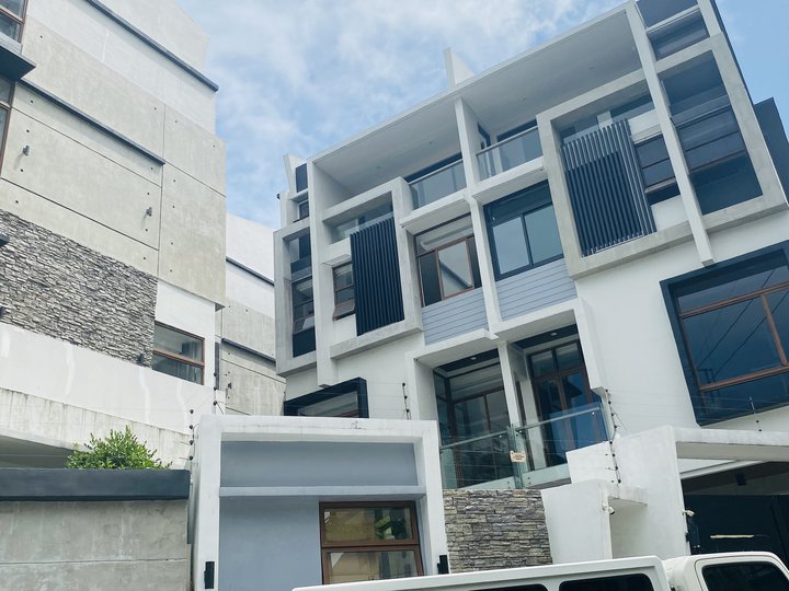 4-bedroom Townhouse For Sale in Quezon City / QC Metro Manila