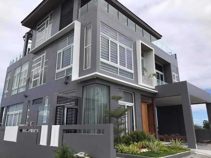 6-bedroom Single Detached House For Rent in Mactan Lapu-Lapu Cebu