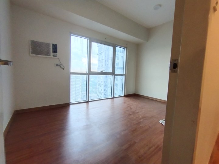 3 Bedrooms Penthouse Unit with Parking for Sale in East of Galleria