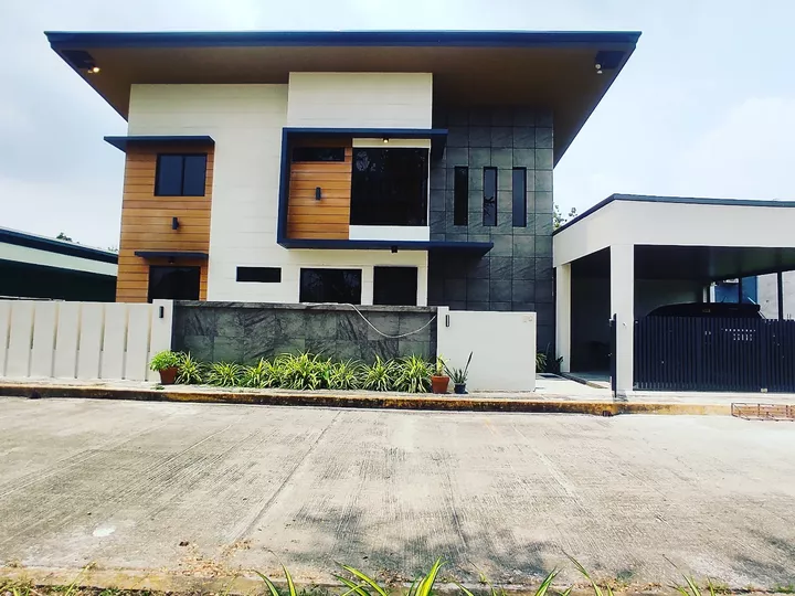 5-bedroom Single Detached Modern House For Sale in Imus Cavite