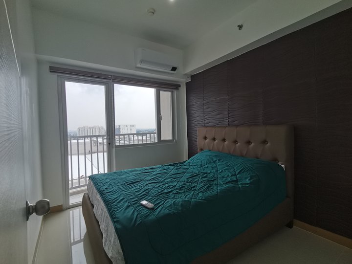 2 Bedroom End Unit with Balcony in Las Pinas behind SM Southmall