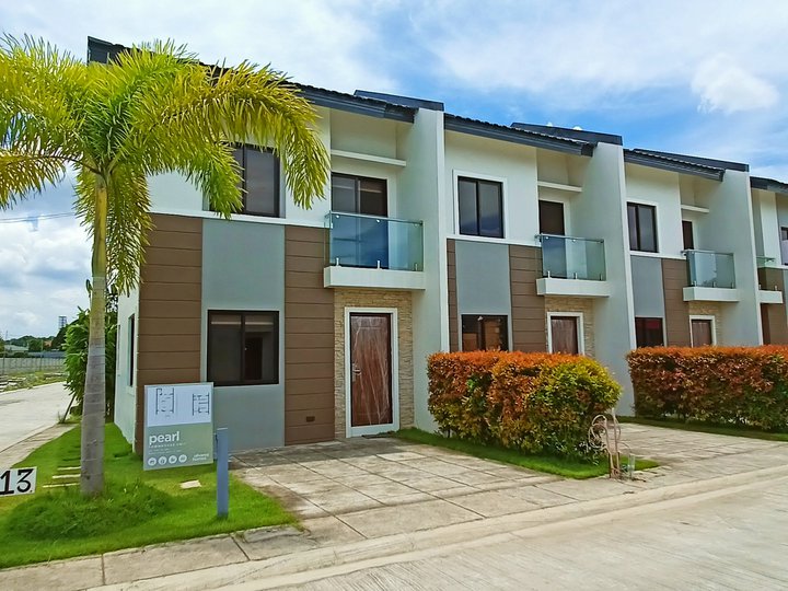 House and lot for sale in binan laguna near southwoods exit along road