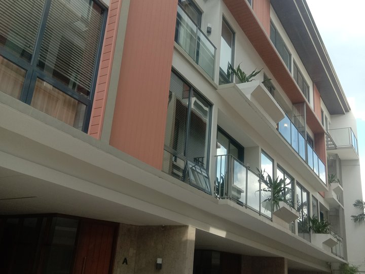 Semi furnished townhouse 4br