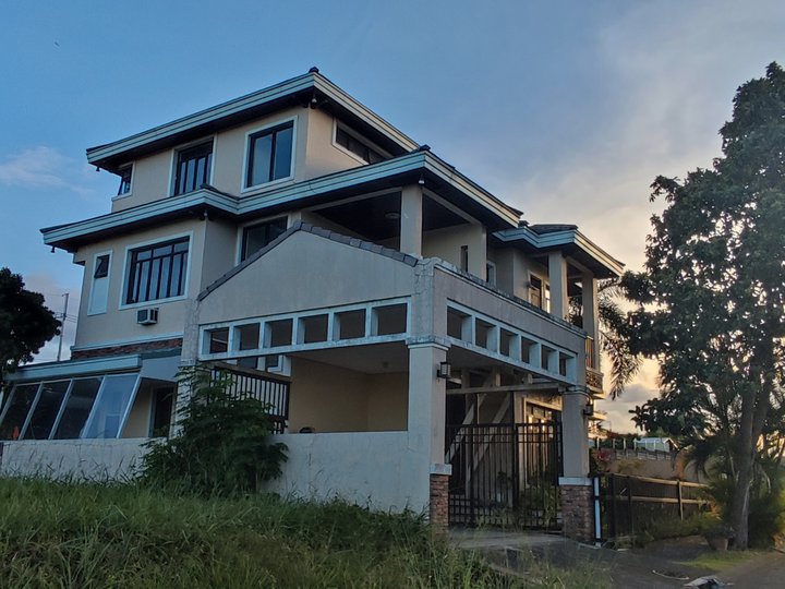 3 Storey House in South Forbes Mansions, Silang