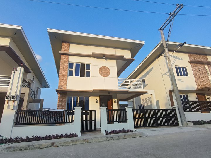 4-bedroom Single Detached House For Sale Hillsboro in Tanauan Batangas