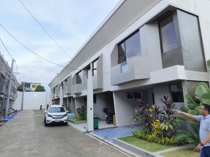 5-6 bedrooms Modern Townhouse Near Sm Masinag