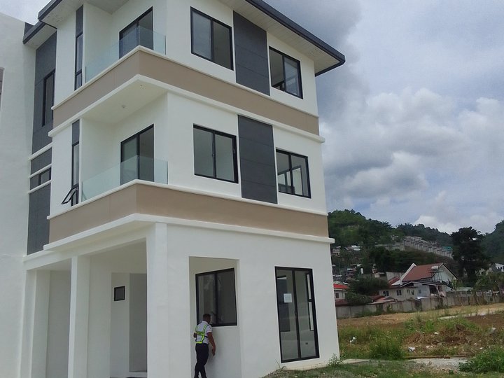 3 storey Townhouse for sale in Talamban Besides North Gen Hospital