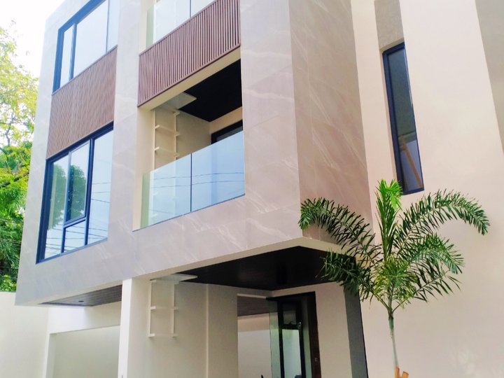 6-bedroom Townhouse For Sale in  Wackwack Mandaluyong