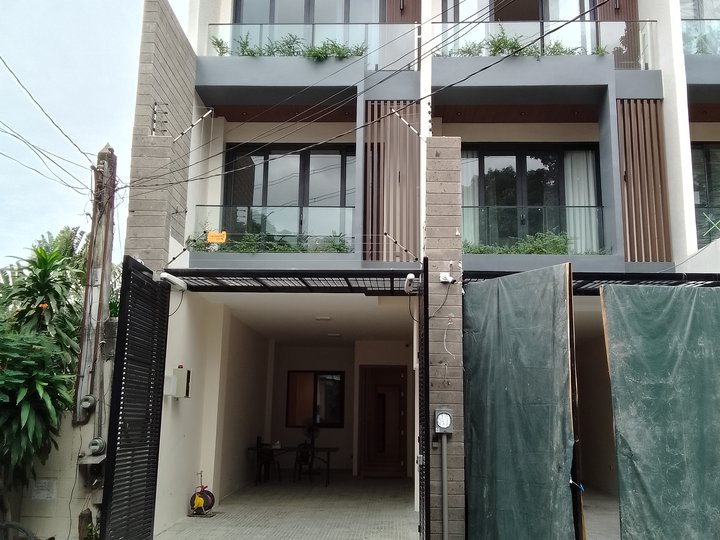 5-bedroom Townhouse For Sale in Mandaluyong