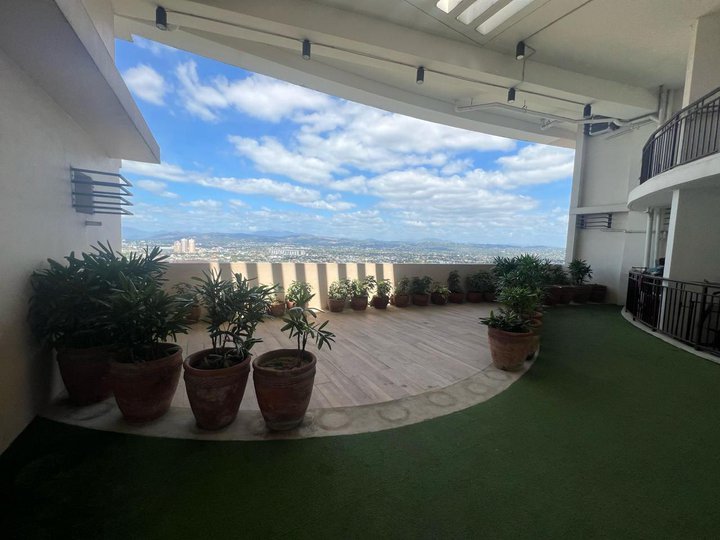 Your 2-Bedroom Dream Condo with ParkingPet-Friendly & Priced to Sell!