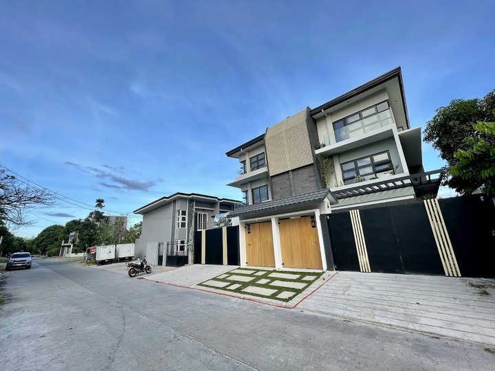 4 BR ,Modern Duplex with Elevator, RFO For Sale in AFPOVAI Taguig City