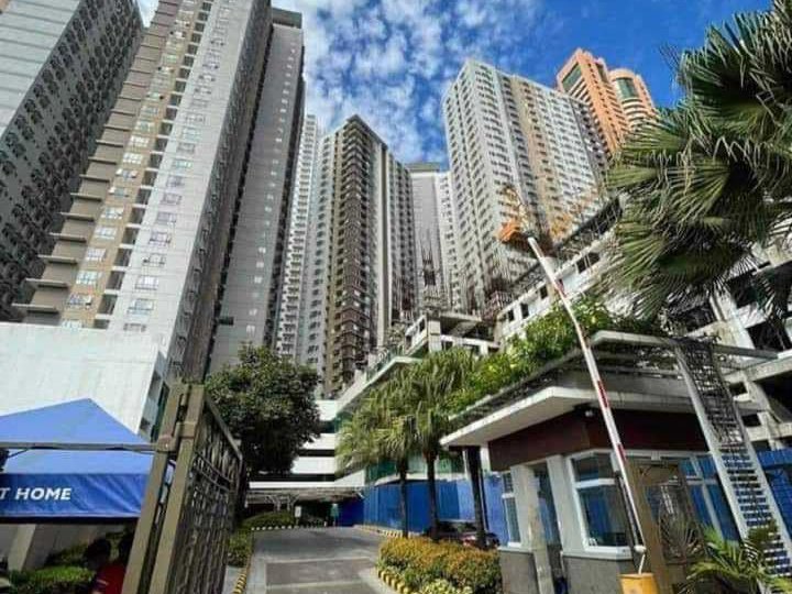 Rent to Own Condo in Mandaluyong near Makati 1- 2BR free aircon and TV