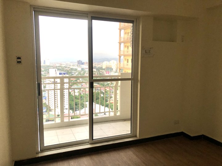 2 bedrooms unit with balcony in commonwealth pre-selling by DMCI Homes