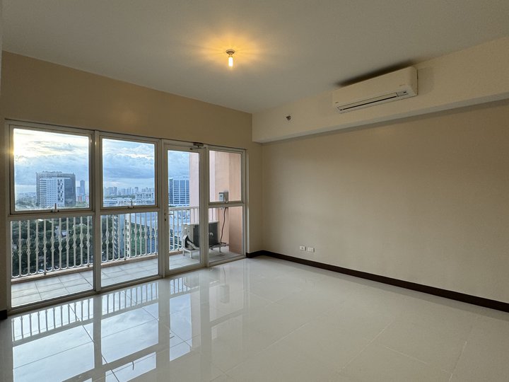 Rent to own 3 Bedroom Condo for sale in St. Mark Residences McKinley Hill connected to Venice Mall