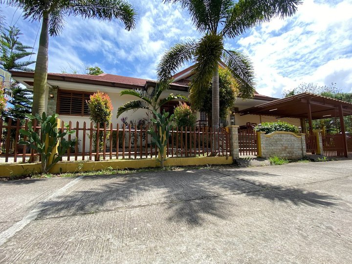 4-bedroom Single Detached House For Sale in Tagaytay + Vacation house