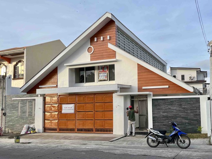 6-bedroom Single Attached w/ Swimming Pool For Sale in Las Pinas