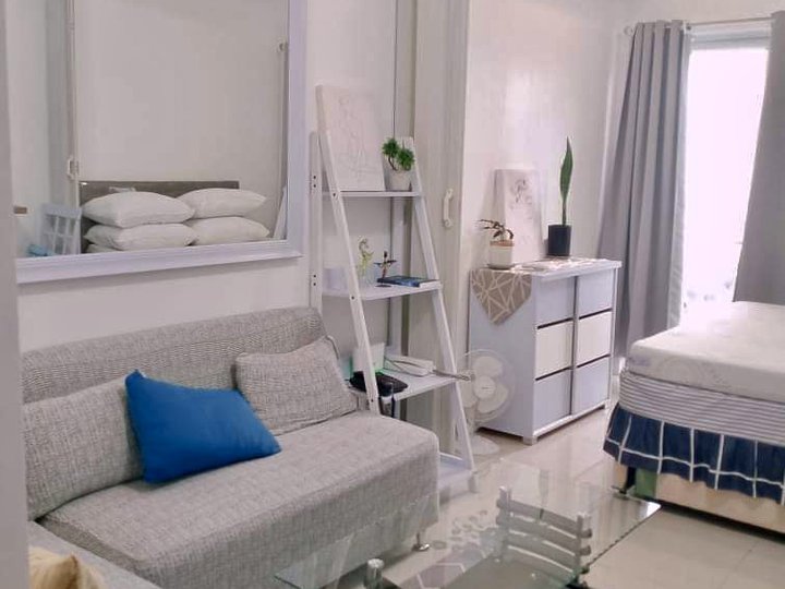 Penthouse unit 1BR with balcony for sale at Roxas Blvd, Pasay City