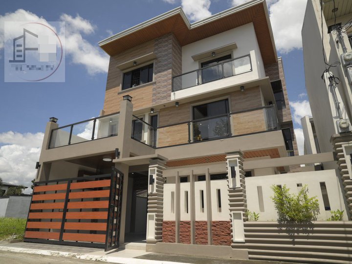 6-bedroom Single Detached House For Sale in Angeles Pampanga