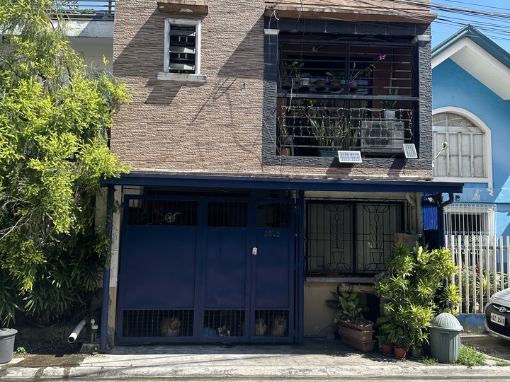 Pre owned Townhouse FOR SALE in QC accessible to NLEX/SLEX