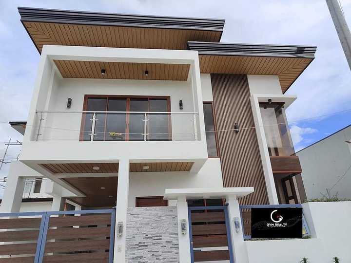 4-bedroom Single Detached House For Sale in Greenwoods Executive Vill