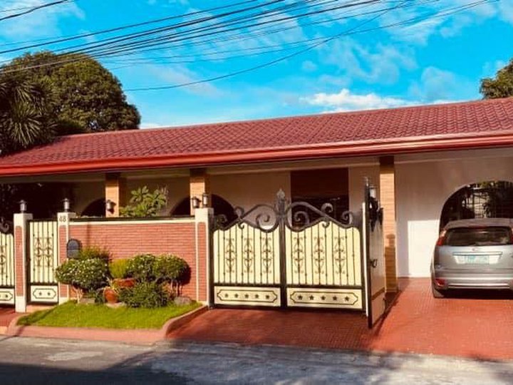 Las Pinas  FULL SOLAR POWER 5 bedroom Single Attached House