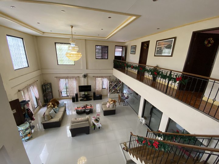 FURNISHED. HIGH CEILING. 3BR H&L IN NORTH CALOOCAN EXECUTIVE VILLAGE .