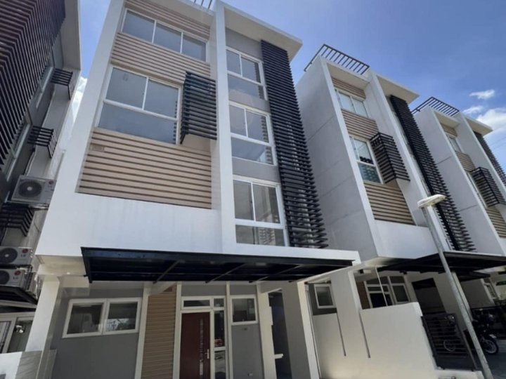 Townhouse for rent in A Roces avenue Barangay Obrero Quezon city