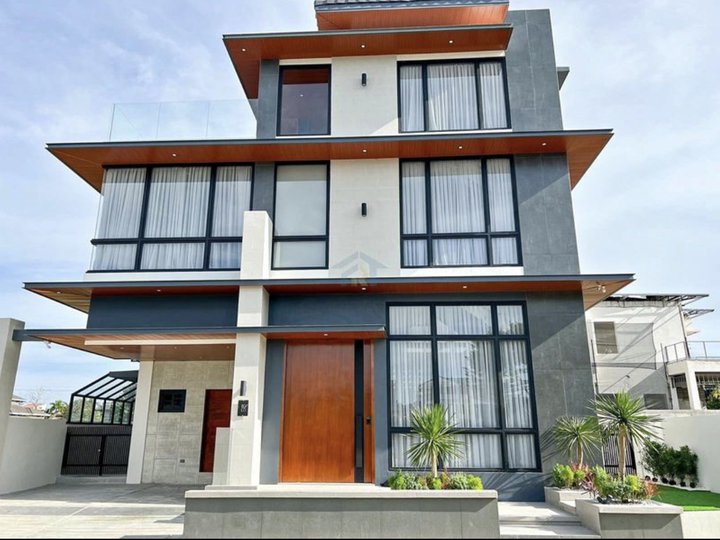 Brand New 4 Bedroom House in South Forbes Silang, Cavite