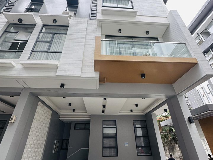 4Storey townhouse w/ 5 bedrooms,5toilet&bath and 3 to 5car garage