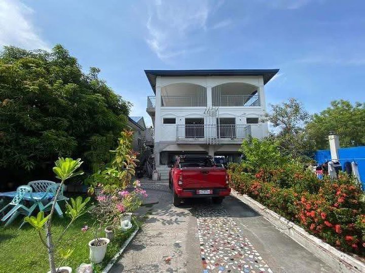 FOR SALE HOUSE W/ EXPANSIVE LOT AND POOL IN PAMPANGA