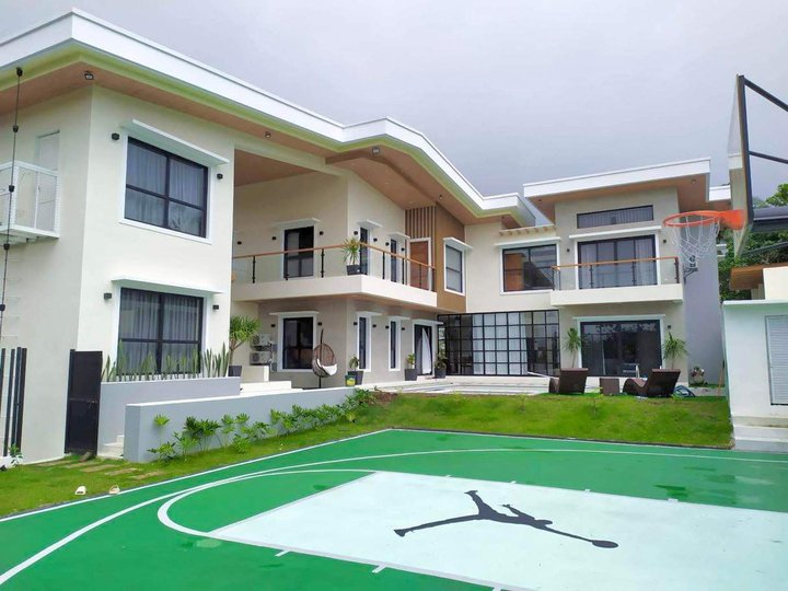 8Bedroom Spacious House & Lot (Resort Type) in Tagaytay City for Sale