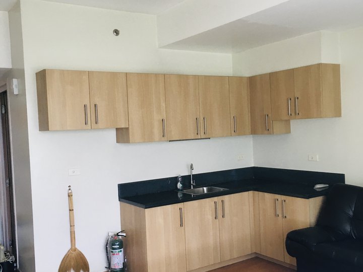 Studio Condo for Rent in Buendia St Dela Costa St Makati P25K/monthly