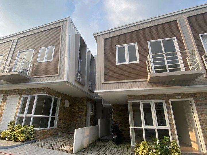 Furnished Ready For Occupancy 3BR 1Carport Townhouse For Sale in Tagaytay City near restaurants