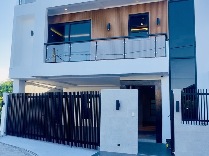 Elegantly Designed 3-Storey House near Main Gate