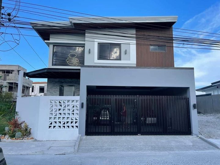 5-bedroom w/ pool House For Sale in Clark Angeles Pampanga