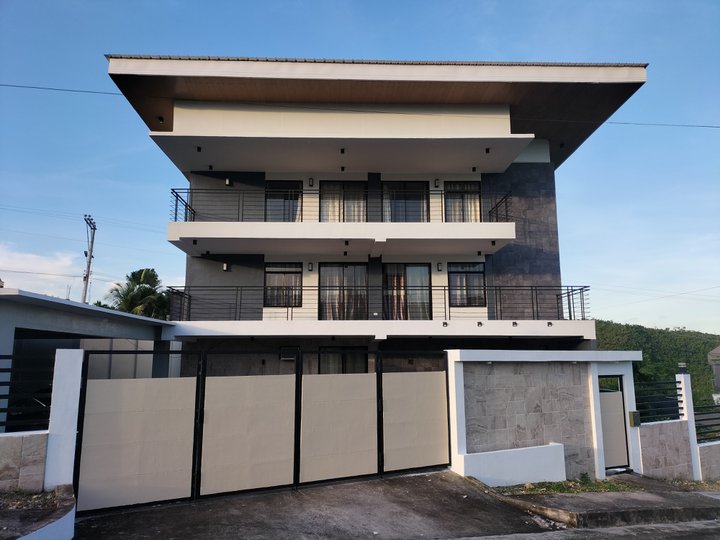 8 Rooms Single Detached House for Sale in Talisay Cebu with Seaview