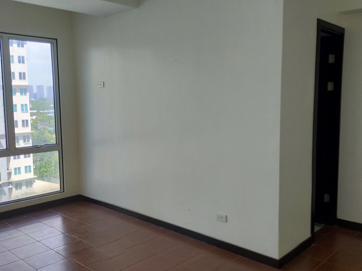 RFO 2Bedroom 30K monthly Rent to Own Condo in San Lorenzo Place Makati