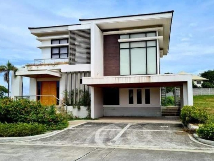 HOUSE & LOT IN ALABANG FOR SALE WITH FULLY FURNISHED. DISCOUNTED