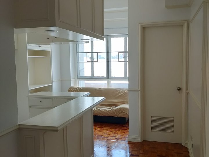 Spacious tenanted 48 sqm 1-bedroom Condo with 2 full bathrooms and parking slot for sale at P5M