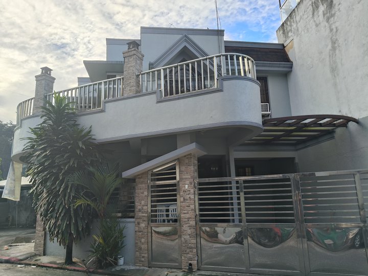 Pre-Owned 4 Bedrooms Townhouse  For sale in Caloocan. Few mins walk to SM Caloocan