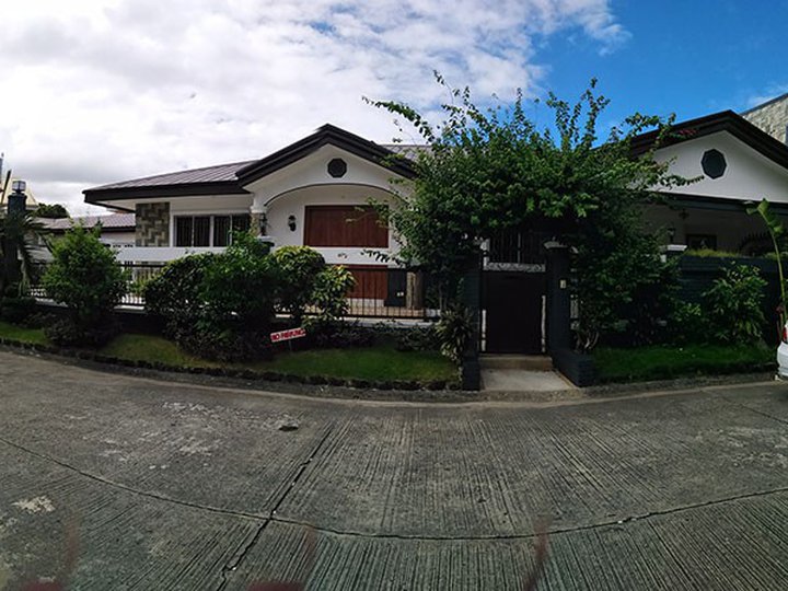 6 BEDROOM HOUSE WITH POOL IN BF HOMES PARANAUE