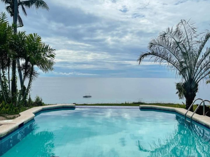 House and lot, with swimming overlooking cliff, with white beach