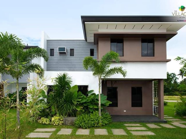 5-bedroom Single Attached House For Sale in Lipa Batangas