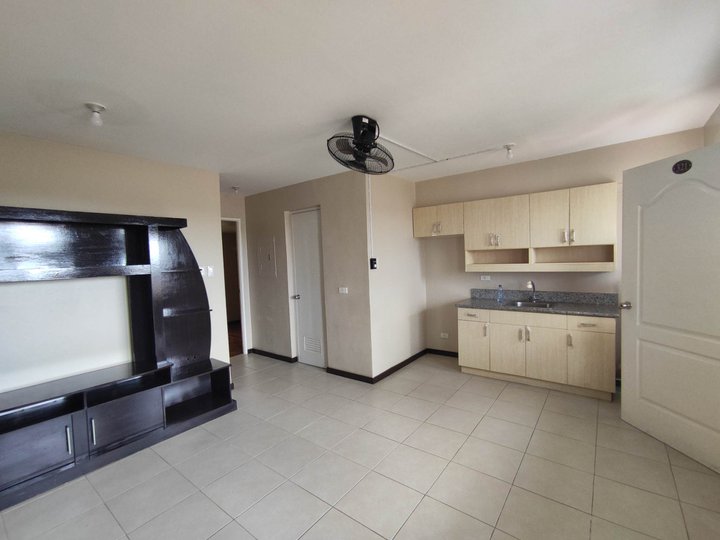 RUSH SALE RFO 2-bedroom Condo w/ Parking in ParaƱaque @ 3.9 M Net