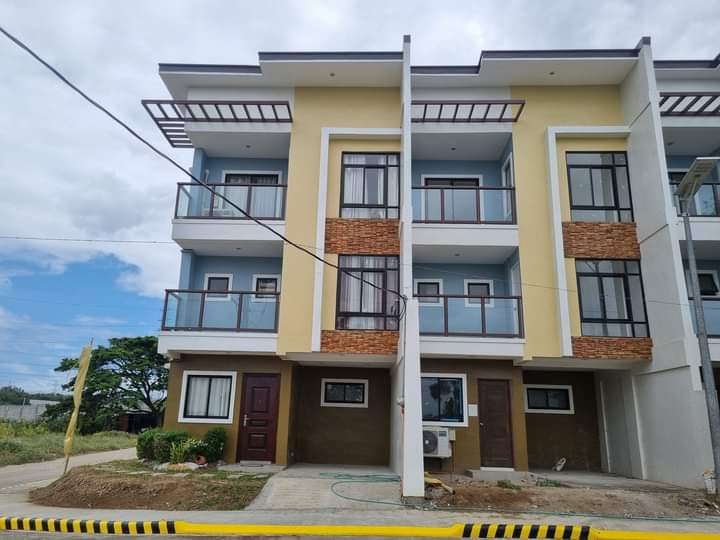 4-bedroom Townhouse For Sale in Dasmarinas Cavite