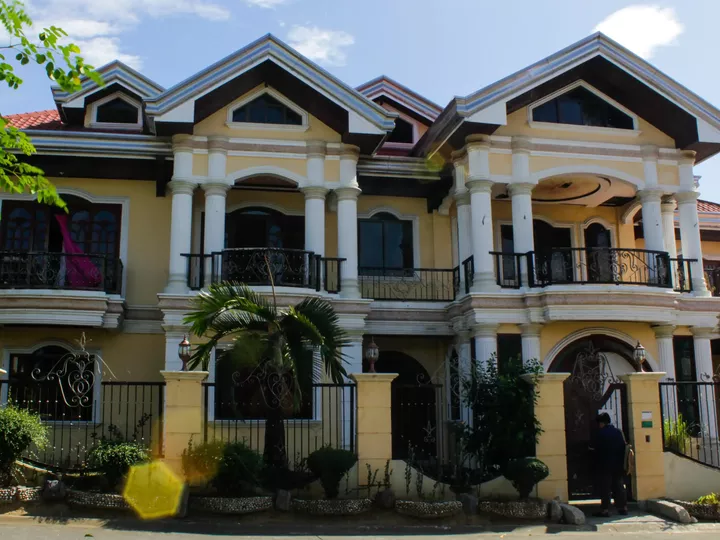 Foreclosed 5-bedroom Single Detached House For Sale in Las Piñas