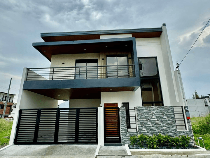 4 Bedroom House in Greenwoods Executive Village Taytay