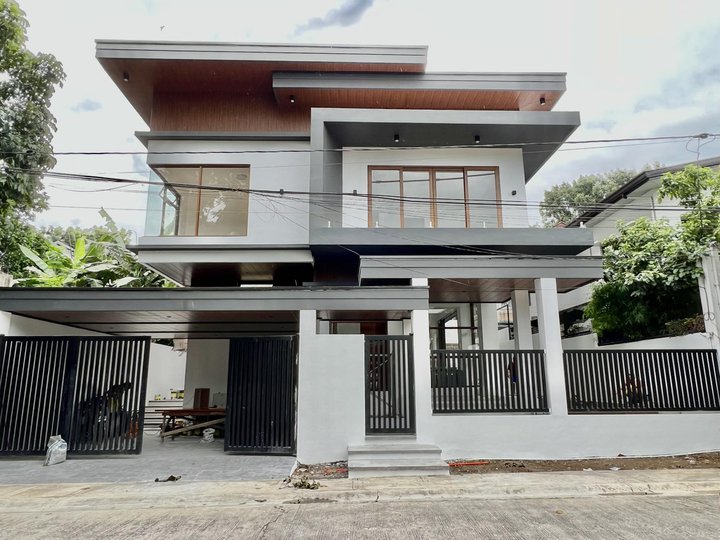 5-bedroom House For Sale in Quezon City / QC Metro Manila