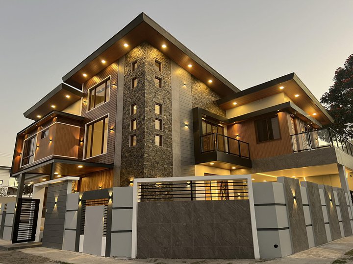 Luxurious 5 Bedrooms House inside Secured Subd. in Angeles Near Clark